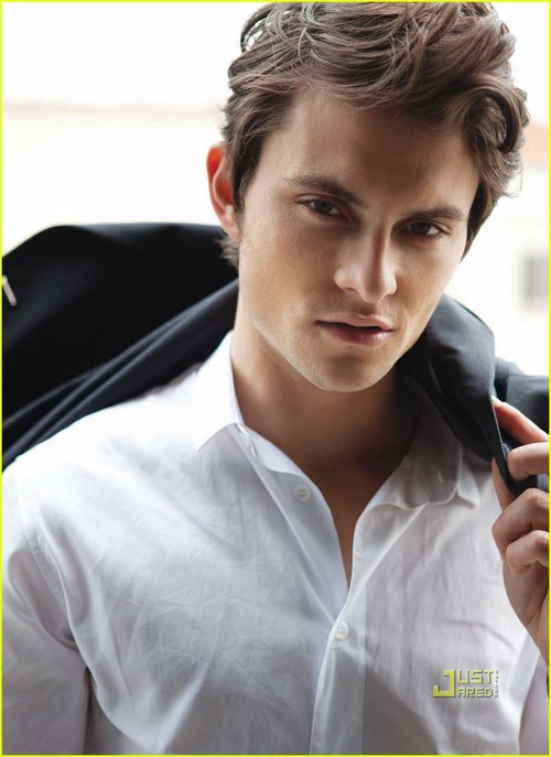 shiloh-fernandez-da-man-magazine-april-2011-06_large